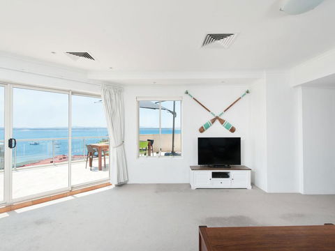 Shoal Bay Penthouse With Views And Resort Facilities - Foster Accommodation 2