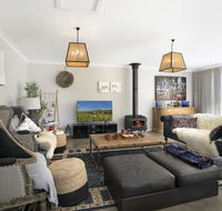 Silky Oak Villa - spacious  beautifully decorated - Foster Accommodation