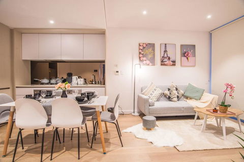 Simple & Cozy APT @Haymarket CBD (balcony Views) - Foster Accommodation 1