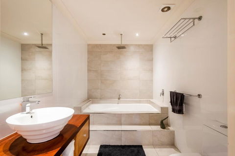 Sky Quay 6 - Foster Accommodation 1