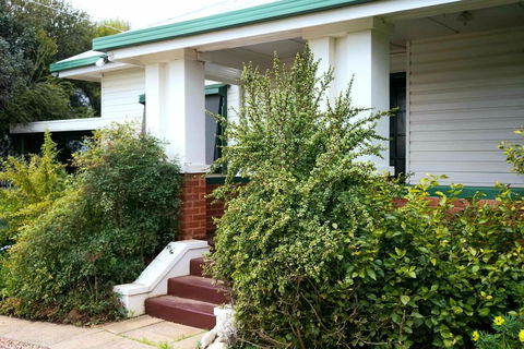 Skymirror Cottage - Foster Accommodation 0