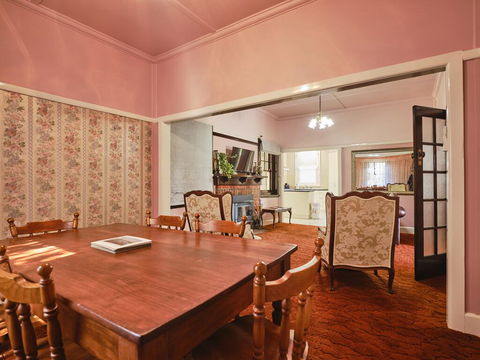 Skymirror Cottage - Foster Accommodation 3