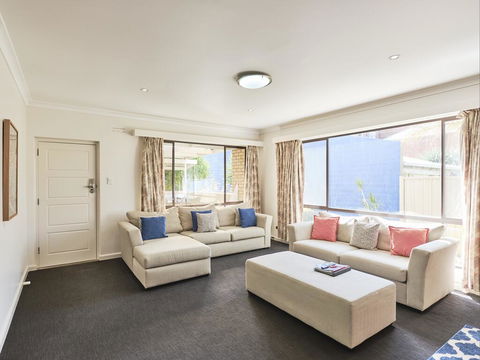 Skymirror Villa - Foster Accommodation 2