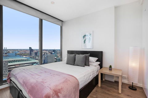 Sleek City Haven With Pool And Gym Access - Foster Accommodation 3