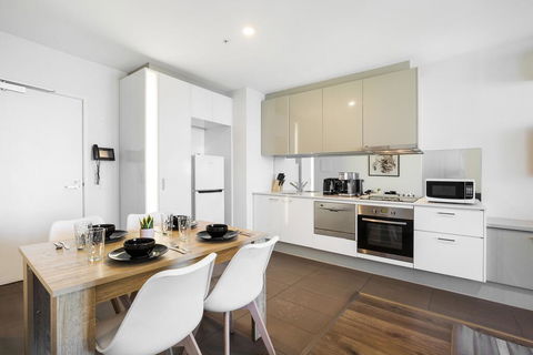Sleek City Haven With Pool And Gym Access - Foster Accommodation 2
