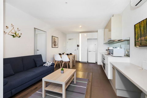Sleek City Haven With Pool And Gym Access - Foster Accommodation 0