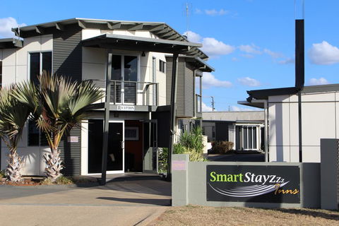 Smart Stayzzz Inns - Foster Accommodation 0
