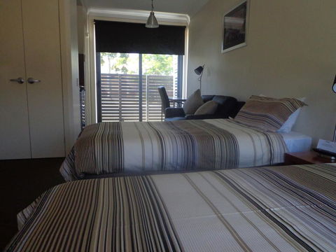 Smart Stayzzz Inns - Foster Accommodation 1