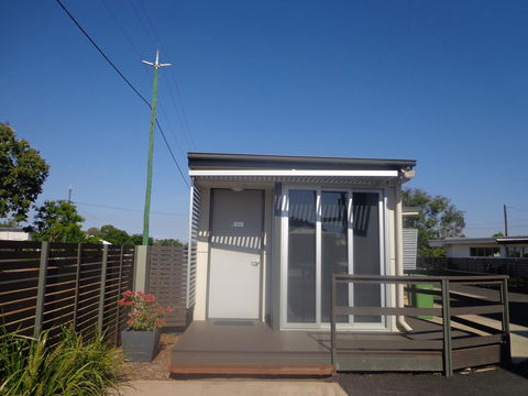 Smart Stayzzz Inns - Foster Accommodation 2