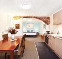 Spacious Studio With Courtyard and Extra Beds - Foster Accommodation