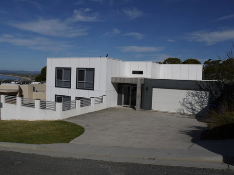 Spectacular Holiday Living - Foster Accommodation 0