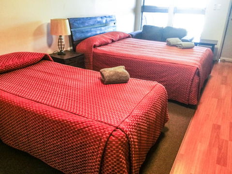 Spinifex Hotel - Foster Accommodation 0