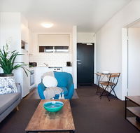 Sprawling City Views and Balcony in Cosy Apartment - Foster Accommodation