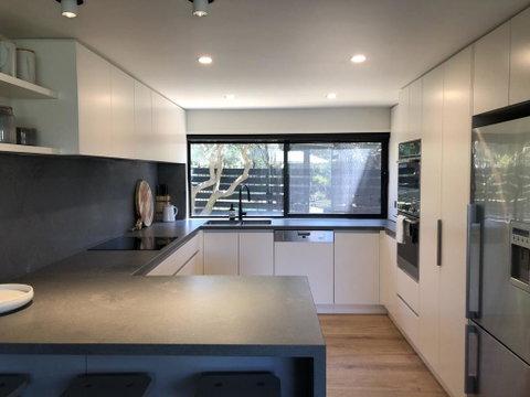 Spray Point Beach House: Entertaining Deck - Foster Accommodation 2
