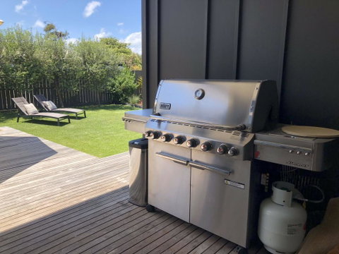 Spray Point Beach House: Entertaining Deck - Foster Accommodation 3