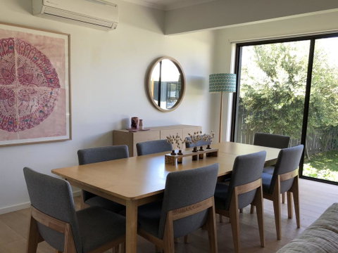 Spray Point Beach House: Entertaining Deck - Foster Accommodation 1
