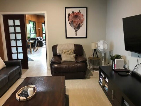 Springbrook25 Whole House - Foster Accommodation 2
