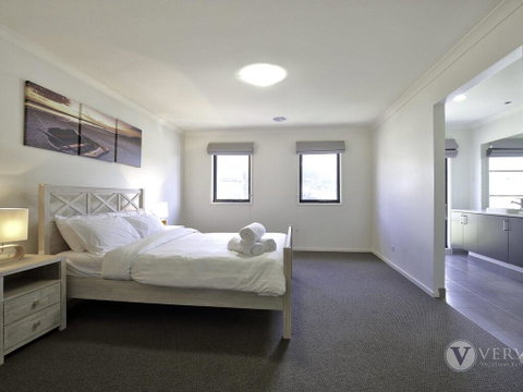 St Tropez - Foster Accommodation 3