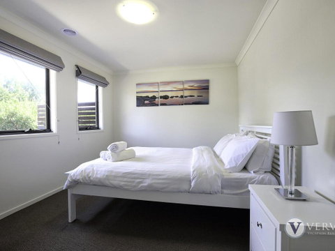 St Tropez - Foster Accommodation 2