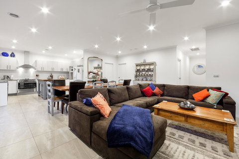 StayCentral - Rosanna Luxurious Mansion - Foster Accommodation 0