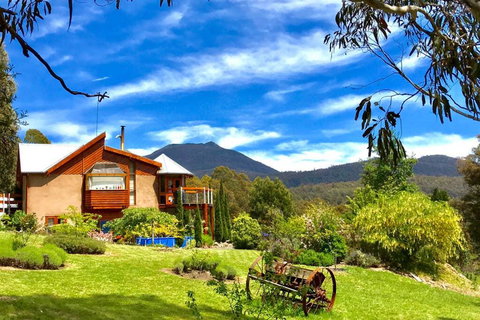 STUNNING HOME WITH AMAZING VIEWS - Just 20 Mins To The City And Only 10 To MONA! - Foster Accommodation 1