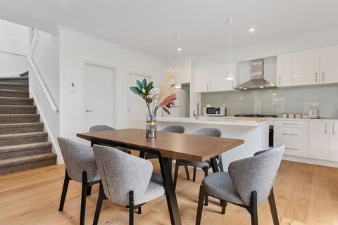 Style, Comfort And Convenience - Foster Accommodation 1