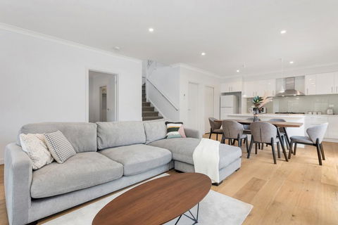 Style, Comfort And Convenience - Foster Accommodation 0