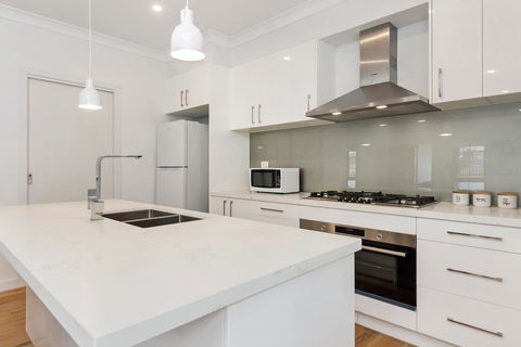 Style, Comfort And Convenience - Foster Accommodation 2