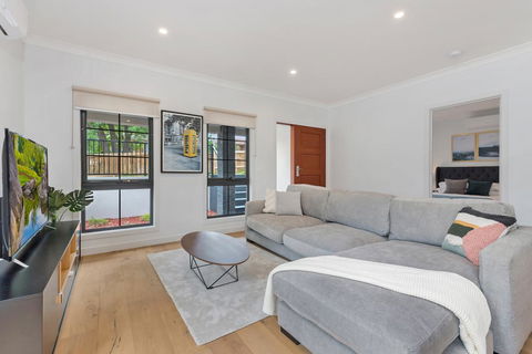Style, Comfort And Convenience - Foster Accommodation 3