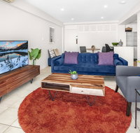 Stylish 2-Bed Apartment with Sweeping River Views - Foster Accommodation