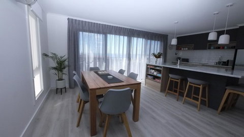 Stylish Holiday Unit - Foster Accommodation 1