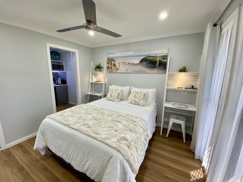 STYLISH UNIT - CLOSE TO DREAMWORLD - Foster Accommodation 1