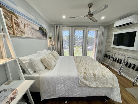 STYLISH UNIT - CLOSE TO DREAMWORLD - Foster Accommodation 0