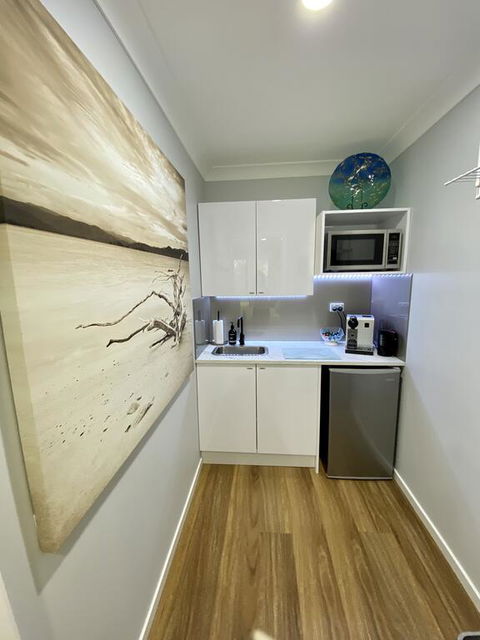 STYLISH UNIT - CLOSE TO DREAMWORLD - Foster Accommodation 3