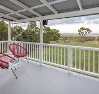 Sugar Shack - Character Family Home Right on the Ocean - Foster Accommodation
