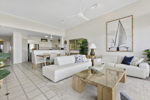 Sunshine Beach Penthouse With Beach Views - Unit 9/21 Park Crescent, Sunshine Beach - Foster Accommodation 2