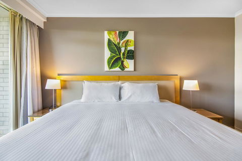 Super Convenient Apartment With Garden Views - Foster Accommodation 1