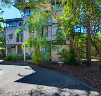 Surfside Beach House 17 - Rainbow Shores Swimming pool 2 minute walk to beach air conditioning relax here - Foster Accommodation