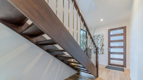 SWEEPING VIEWS - FREE WIFI & NETFLIX - PET FRIENDLY (OUTSIDE ONLY) - Foster Accommodation 2