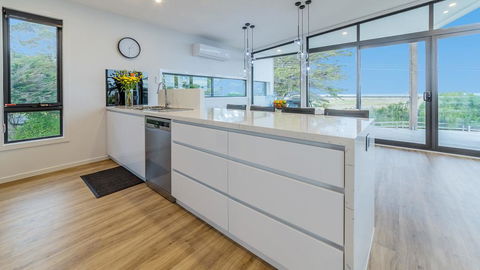 SWEEPING VIEWS - FREE WIFI & NETFLIX - PET FRIENDLY (OUTSIDE ONLY) - Foster Accommodation 3