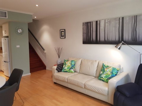The Artisan - 3BR House In The City - Foster Accommodation 2