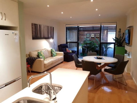 The Artisan - 3BR House In The City - Foster Accommodation 0