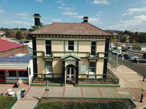 The Bank Guesthouse Glen Innes - Foster Accommodation 0