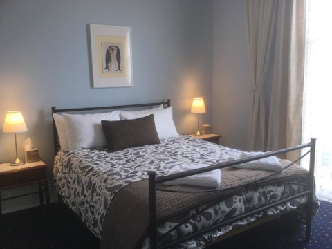 The Bank Guesthouse Glen Innes - Foster Accommodation 1