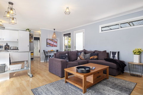 Three Beaches - Foster Accommodation 11