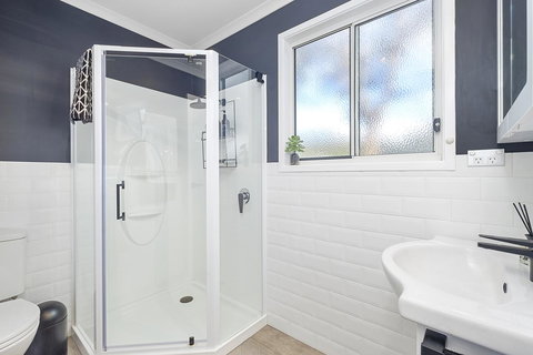 Three Beaches - Foster Accommodation 16