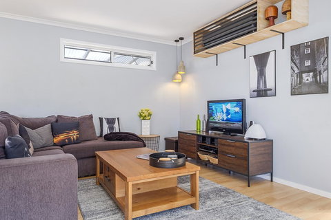 Three Beaches - Foster Accommodation 10