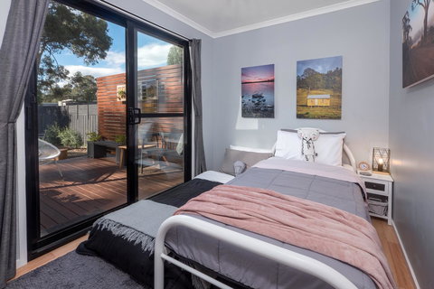 Three Beaches - Foster Accommodation 35