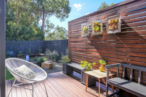 Three Beaches - Foster Accommodation 25