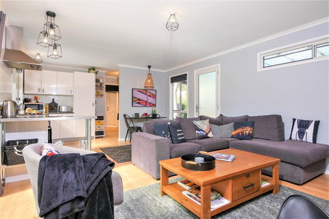 Three Beaches - Foster Accommodation 12